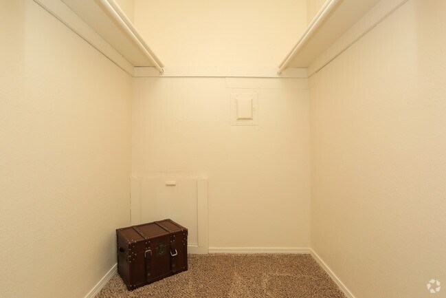 710 pies cuadrados - 1 habitación - Vestidor - The Park at Forest Oaks