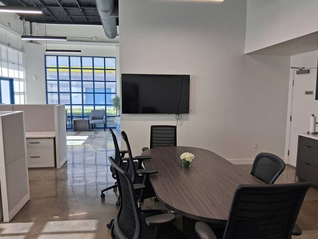 Foto del edificio - 5951 Firestone Blvd