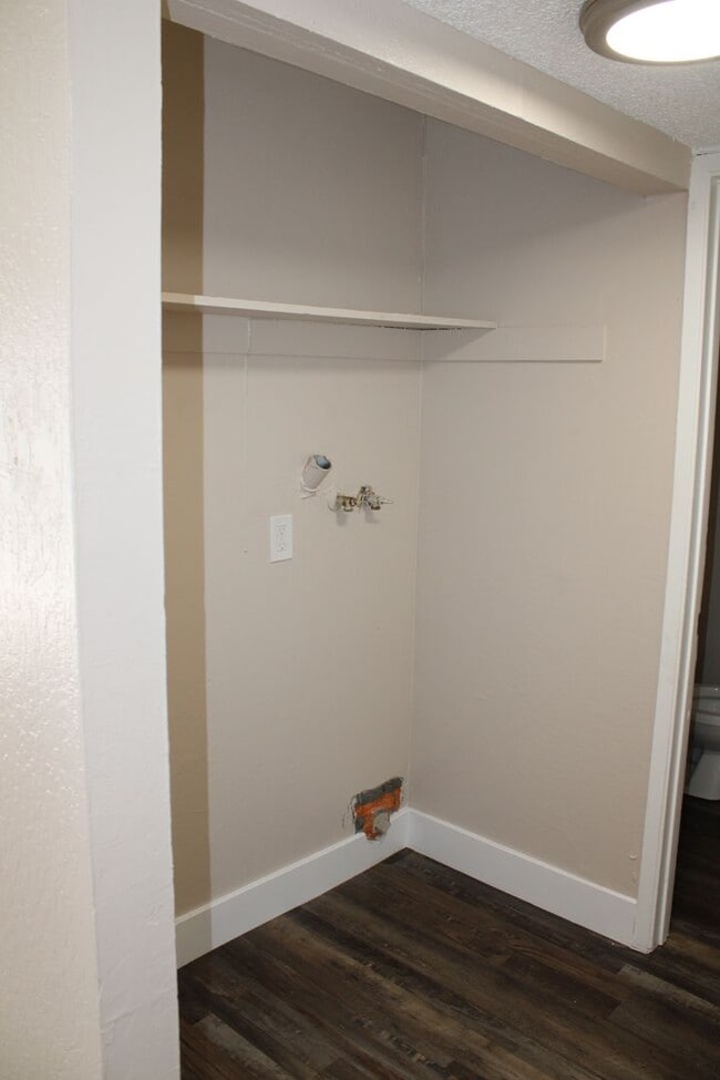 Building Photo - Updated 4 bedroom, 1 1/2 bathroom Townhome...