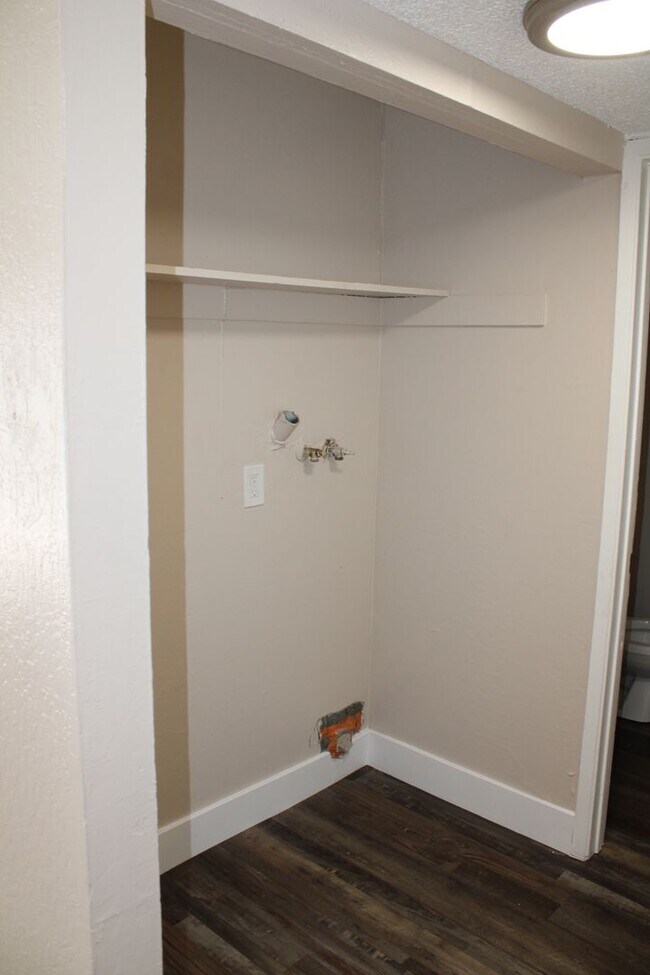 Foto del edificio - Updated 4 bedroom, 1 1/2 bathroom Townhome...