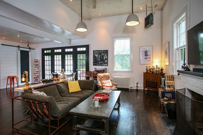 Foto del edificio - 255 Aspetuck Ridge Rd