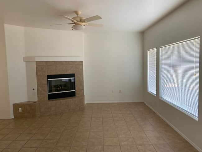 Building Photo - Spacious 1st Floor Beauty!