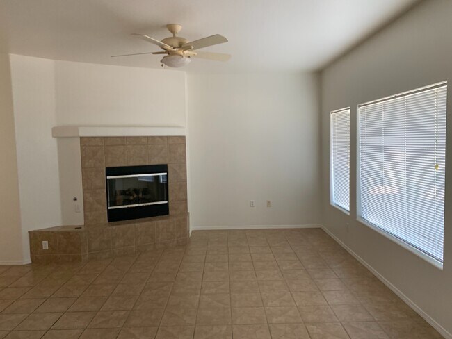 Foto del edificio - Spacious 1st Floor Beauty!