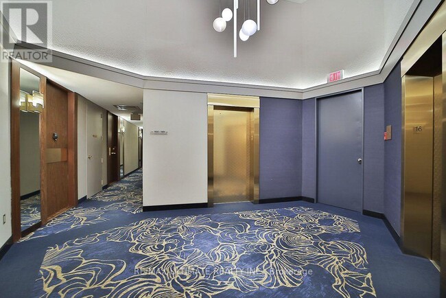 Building Photo - 33 Harbour Square