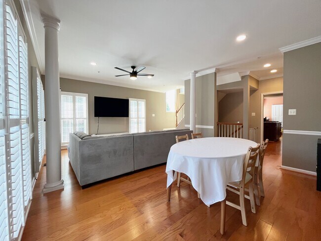 Building Photo - 8916 Lee Manor Dr