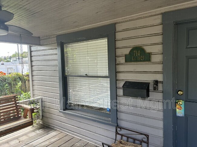 Foto del edificio - 714 Putnam Ave