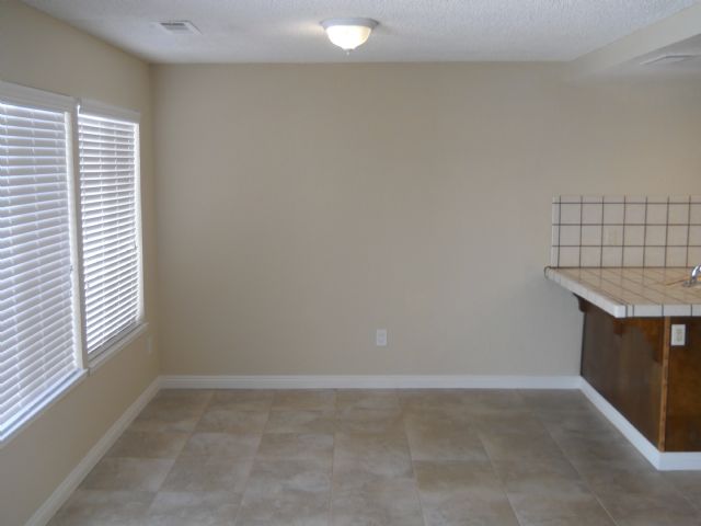 Building Photo - 540 Navarre Pl