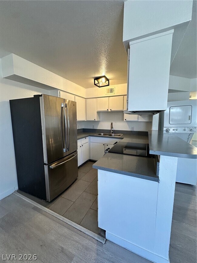 Foto del edificio - 4920 Stanley Ave