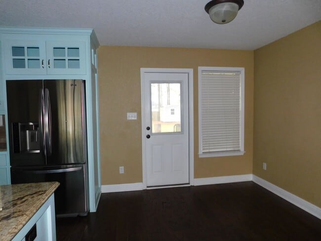 Foto del edificio - 4 bedroom in Crestwood-convenient location