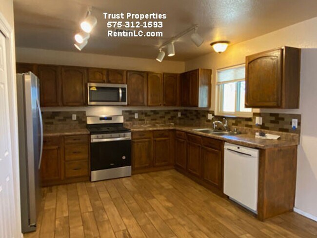 Building Photo - Great 3/2 with Mountain Views close to WSM...