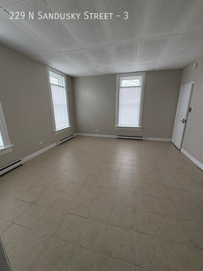 Building Photo - 229 N Sandusky St