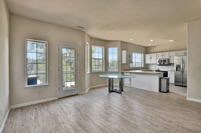 Building Photo - 817 W Pinto Cir