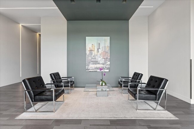 Foto del edificio - 367 W Locust St