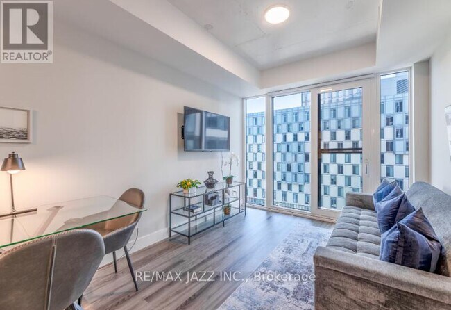 Photo du bâtiment - 80 Bond St E