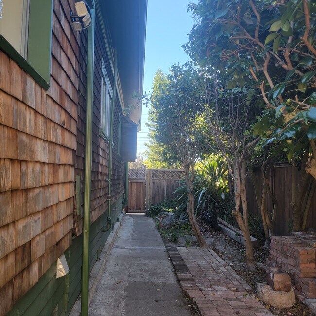 Foto del edificio - 2747 McGee Ave