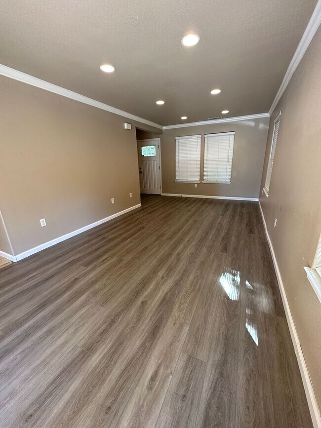 Building Photo - 1149