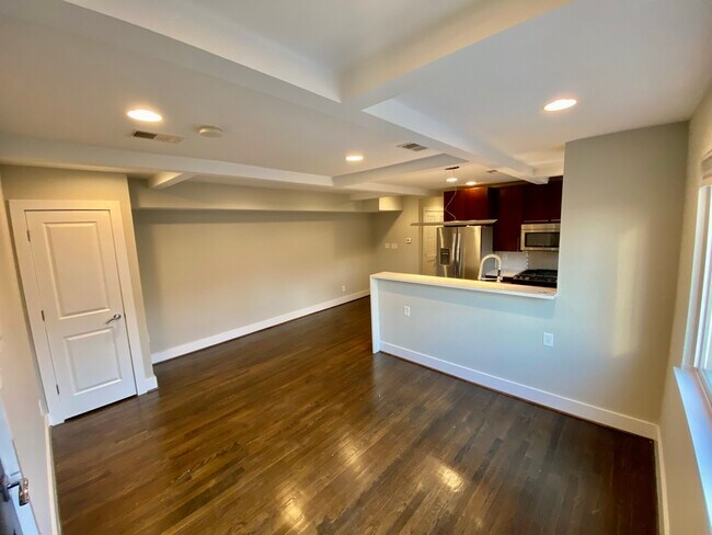 Foto del edificio - 1636 Lyman Pl NE