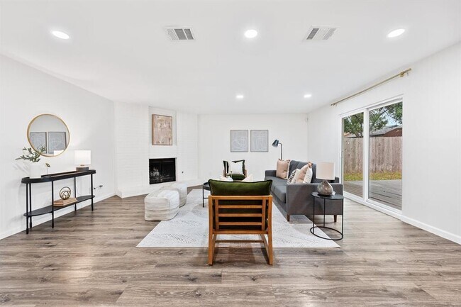 Building Photo - 6900 Lunar Dr