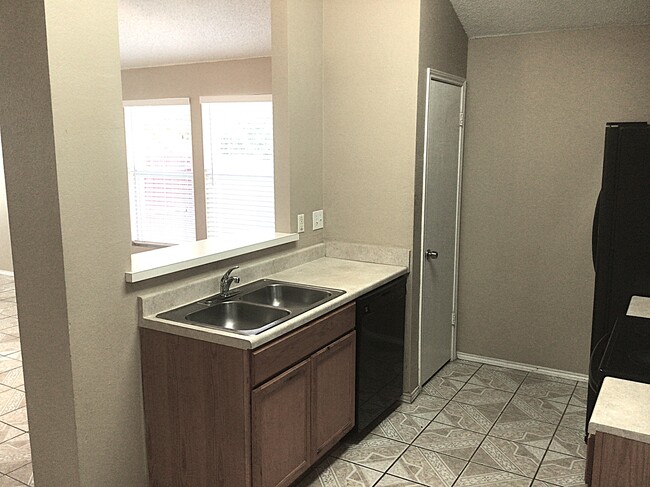 Foto del edificio - 702 Castlewick Ct