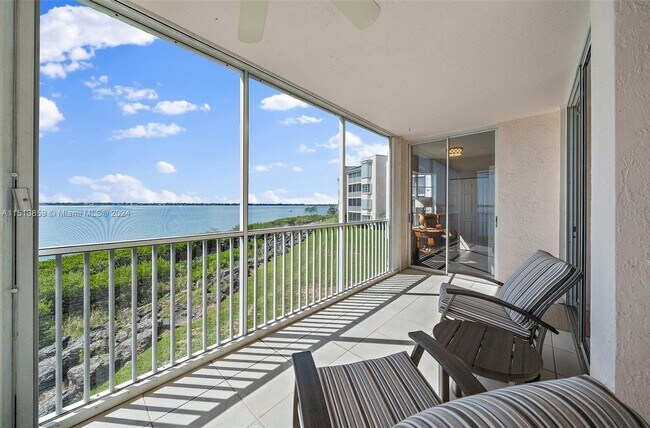 Foto del edificio - 5800 NE Island Cove Way