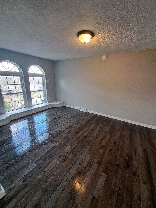 Building Photo - 223 Columbia Dr