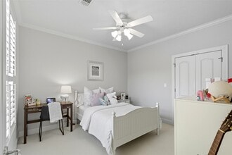 Building Photo - 1044 Memorial Village Dr