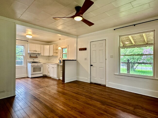 Building Photo - 427 3rd St W