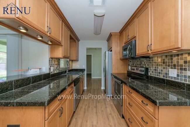 Foto del edificio - Now Available!