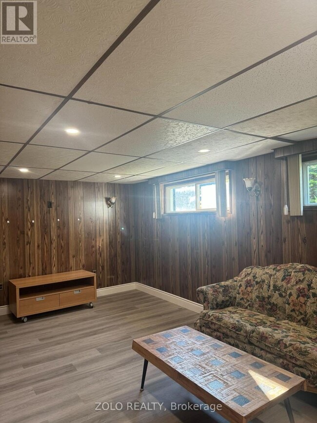 Building Photo - 346 Wenlock Ave