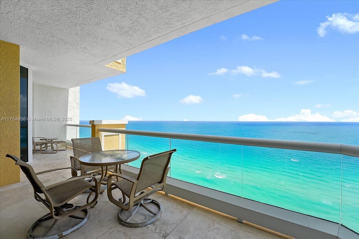 Foto principal - 17875 Collins Ave