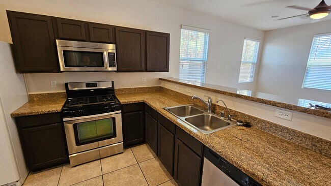 Building Photo - Spacious 3 bedroom Town home in Henderson!!!