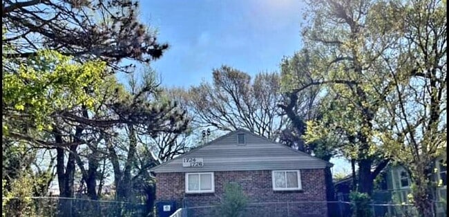 Building Photo - 1724 N Lorraine Ave