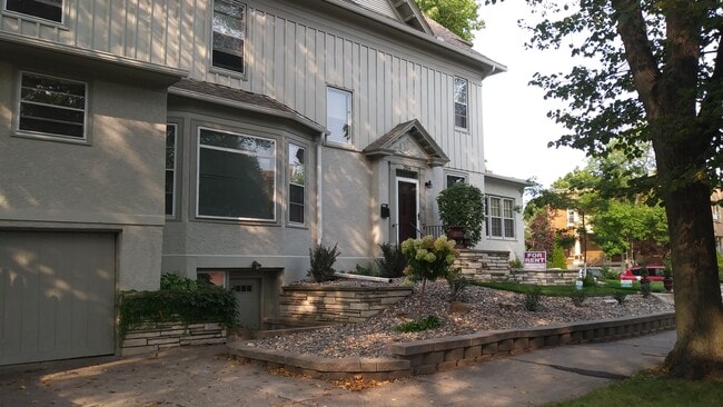 Building Photo - 2514 Girard Ave S