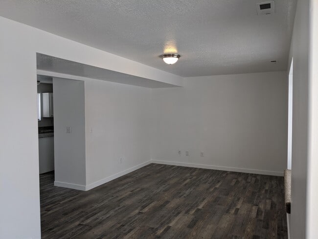 Building Photo - 435 N Kersh Dr W