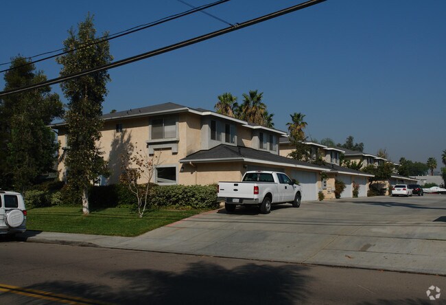 Foto del edificio - 8702-8718 Ildica St