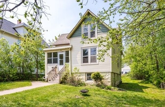 Building Photo - 621 E 10th St