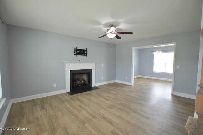 Foto del edificio - 322 Bubbling Brook Ln