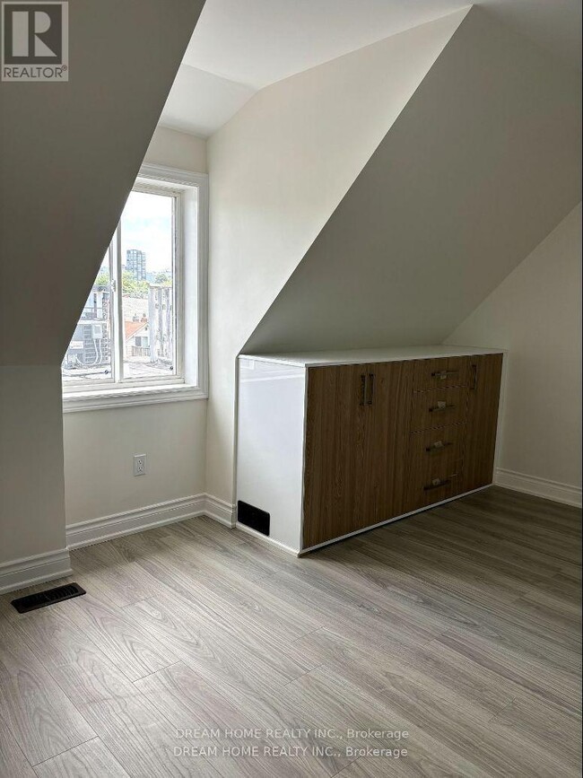 Photo du bâtiment - 643-643 Bathurst St