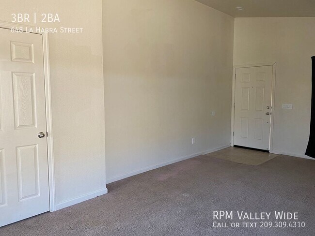 Building Photo - 3 Bedroom 2 Bathroom Home Available Now!