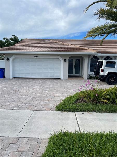 Foto del edificio - 7485 Royal Palm Blvd