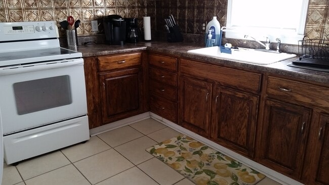 Building Photo - 2333 E Michigan St