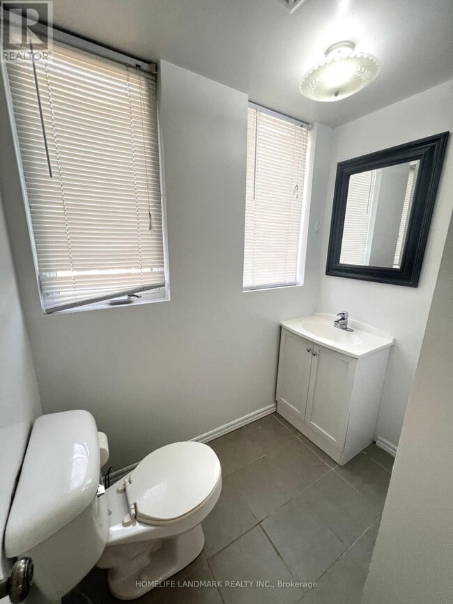 Photo du bâtiment - 3043-3043 Finch Ave W