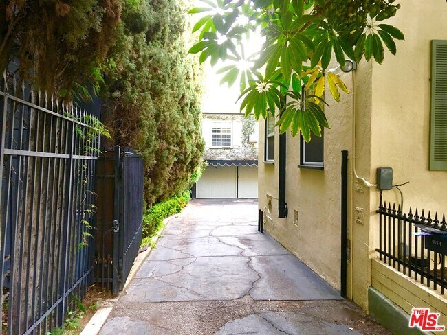 Foto del edificio - 9050 Elevado Ave