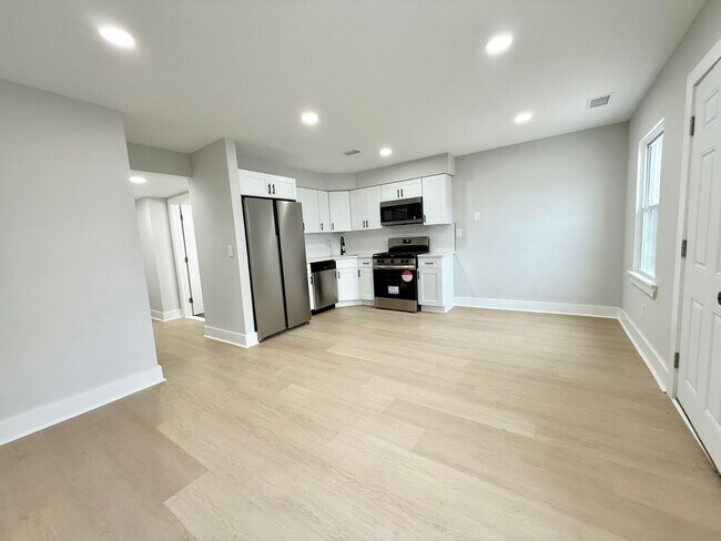 Building Photo - Recently Renovated 2-Bedroom Home with Spa...
