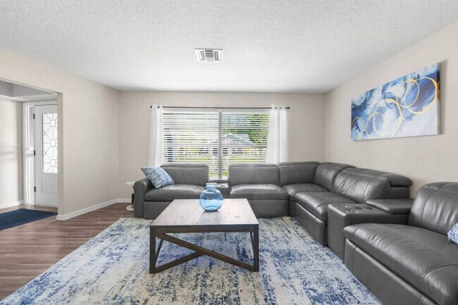 Foto del edificio - 13501 Whitby Rd