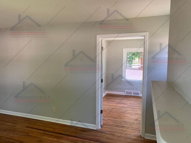 Building Photo - Everett Charmer 50% Off One Month's Rent