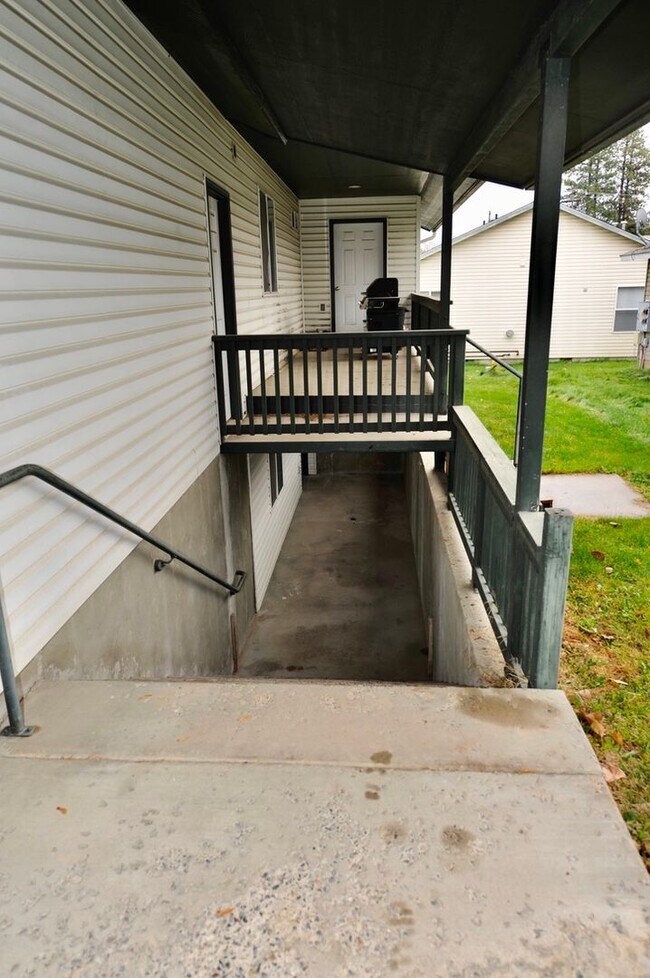 Foto del edificio - Basement 2 bed 1 bath unit