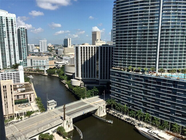 Foto del edificio - 475 Brickell Ave