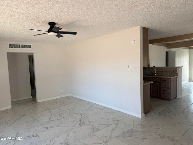 Foto del edificio - 8104 Dempsey Ave