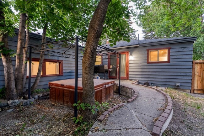 Building Photo - Hot Tub, 3-Car Garage, Pet-Friendly, Enclo...